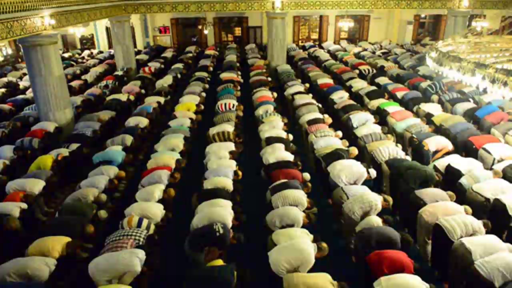 Musulmani rugându-se în moschee